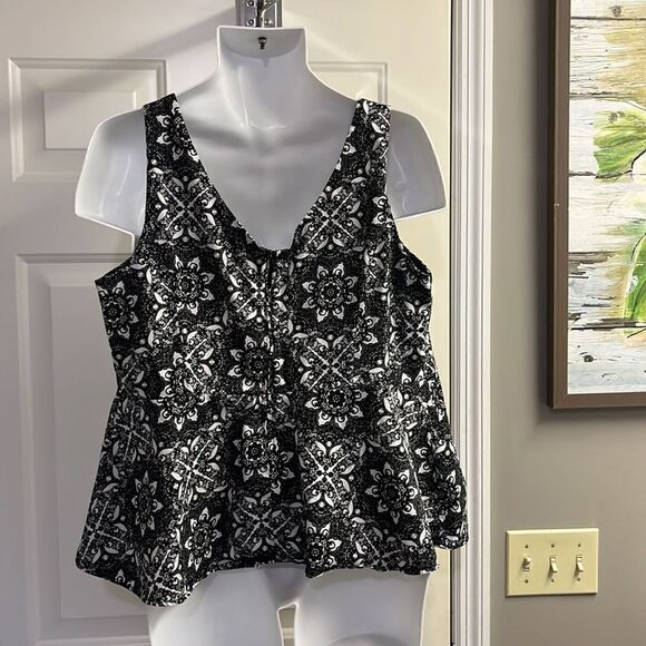 Torrid Black White Lace Print Sweetheart Peplum Top w/ Back Zipper-Size 2=2X - Picture 9 of 16